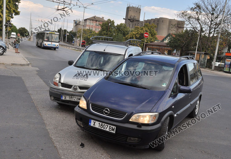 Опел и кола на ВиК "Бялков" се блъснаха до Сточна гара