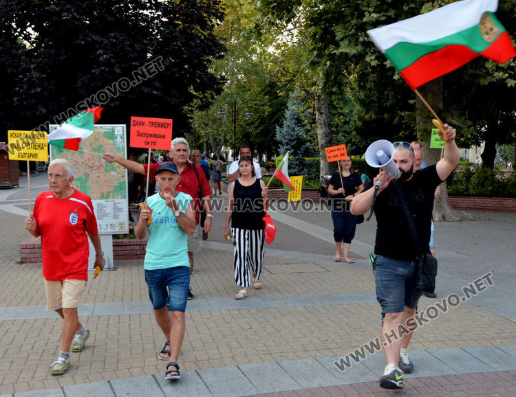 Струпаха банани пред община Хасково, организират автошествие