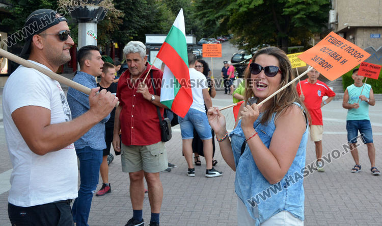 Струпаха банани пред община Хасково, организират автошествие