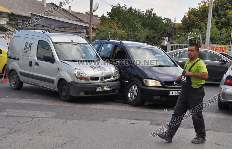 Опел и кола на ВиК "Бялков" се блъснаха до Сточна гара