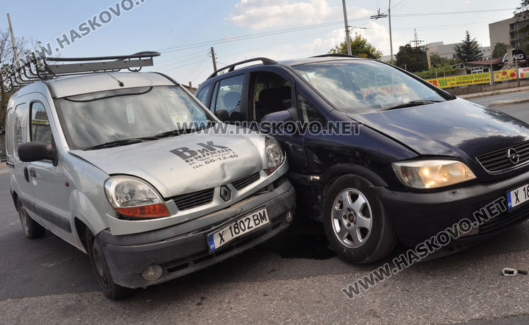 Опел и кола на ВиК "Бялков" се блъснаха до Сточна гара