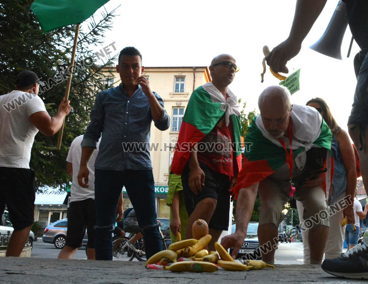Струпаха банани пред община Хасково, организират автошествие