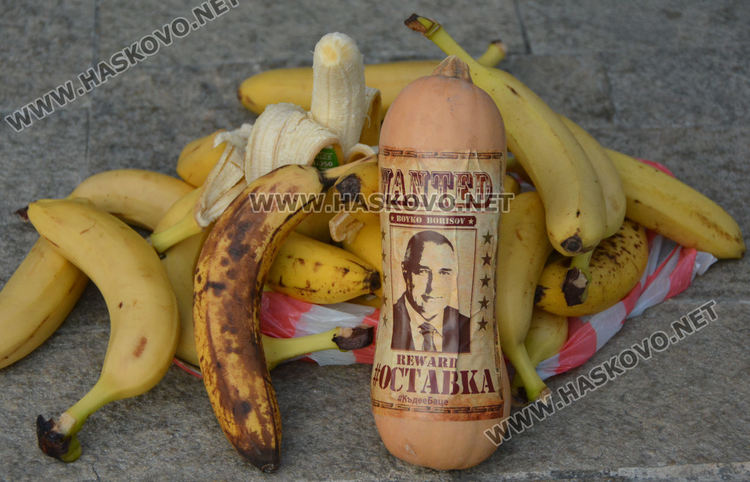 Струпаха банани пред община Хасково, организират автошествие