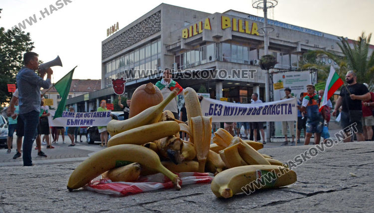 Струпаха банани пред община Хасково, организират автошествие