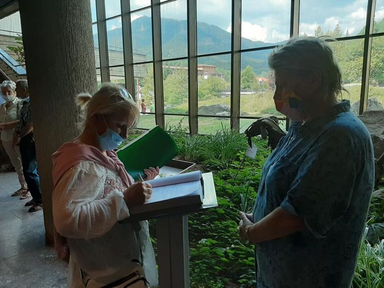 Смолян изпрати една от големите си народни певици Христина Лютова на фона на нейни изпълнения