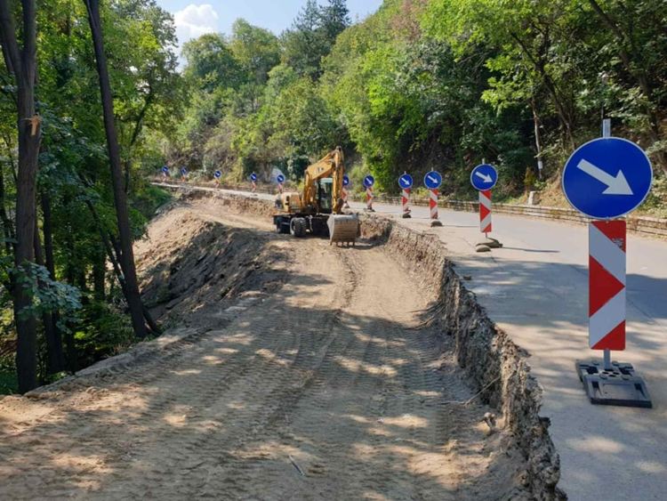 Провериха как стартират строително-монтажните дейности при свлачището под Асеновата крепост