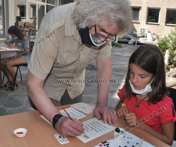 С перо и мастило децата изписаха калиграфски текст на кирилица