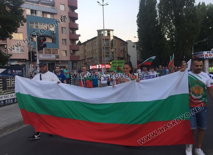 Протестиращите в Хасково разпънаха палатка на площада