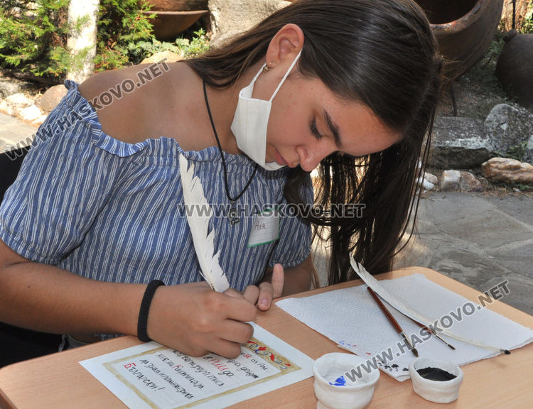 С перо и мастило децата изписаха калиграфски текст на кирилица