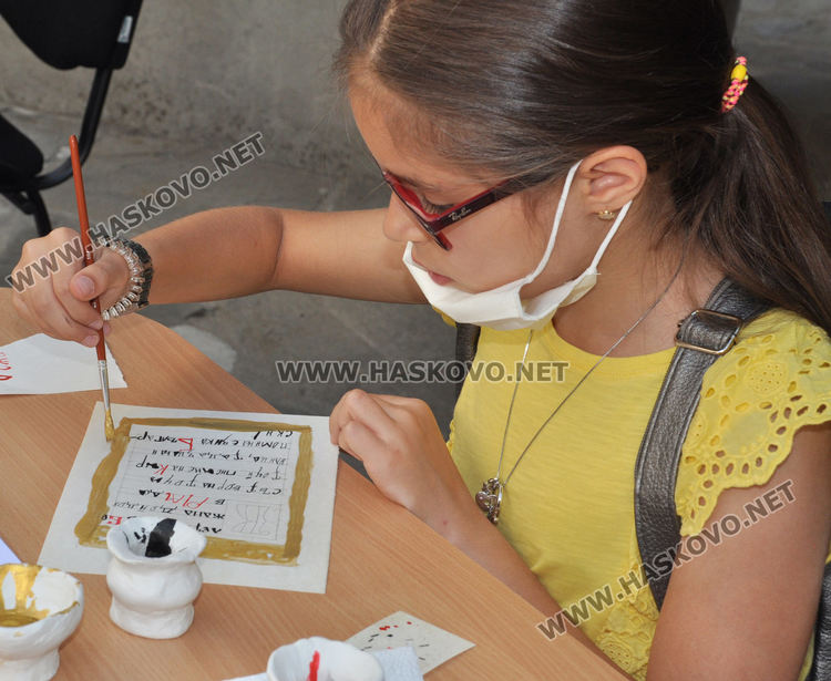 С перо и мастило децата изписаха калиграфски текст на кирилица