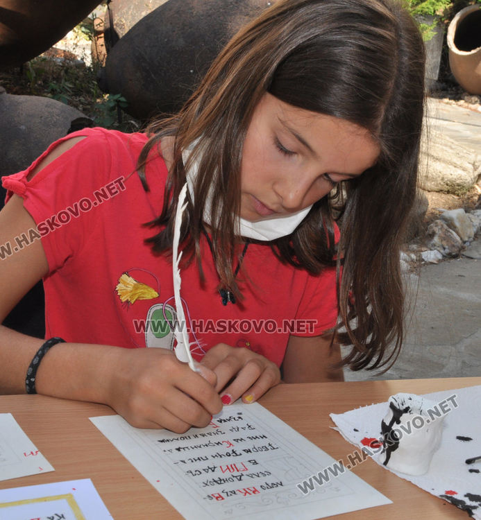 С перо и мастило децата изписаха калиграфски текст на кирилица
