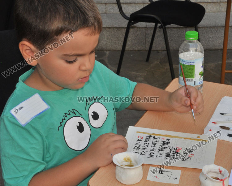 С перо и мастило децата изписаха калиграфски текст на кирилица