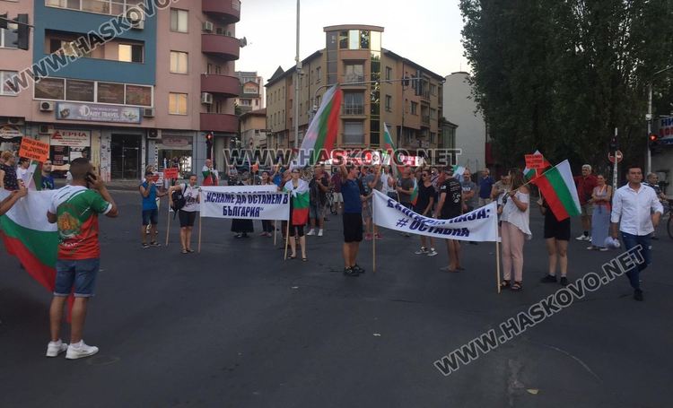 Протестиращите в Хасково разпънаха палатка на площада