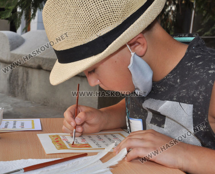 С перо и мастило децата изписаха калиграфски текст на кирилица