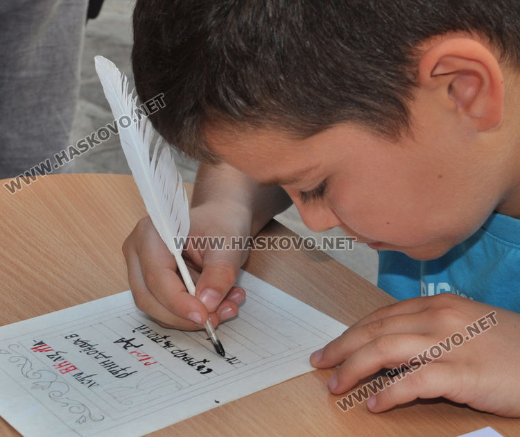 С перо и мастило децата изписаха калиграфски текст на кирилица