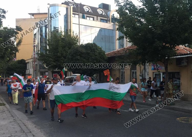 Протестиращите в Хасково разпънаха палатка на площада