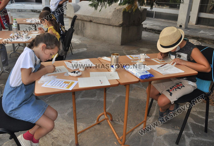 С перо и мастило децата изписаха калиграфски текст на кирилица