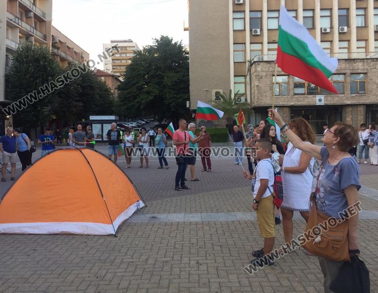 Протестиращите в Хасково разпънаха палатка на площада