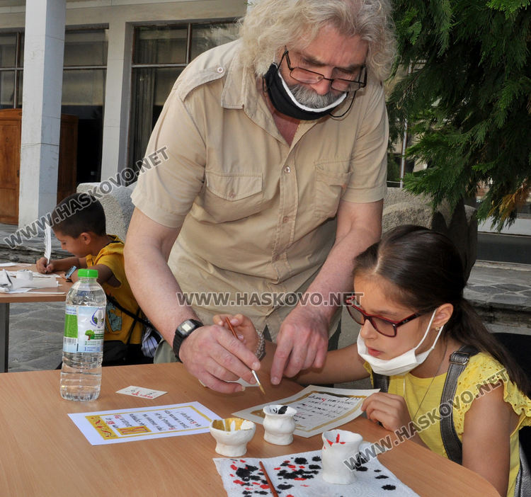 С перо и мастило децата изписаха калиграфски текст на кирилица