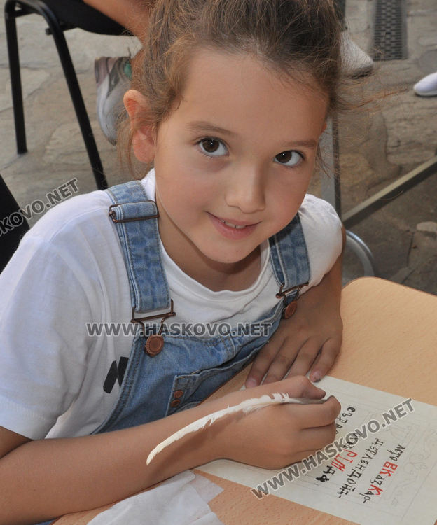 С перо и мастило децата изписаха калиграфски текст на кирилица