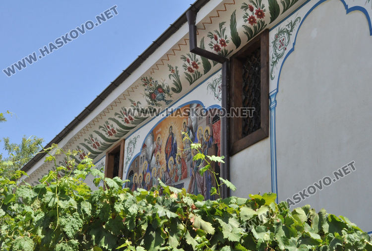 Катедралната църква в Хасково посреща храмовия си празник със стенопис на Успение Богородично