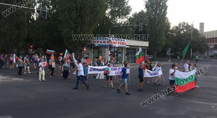 Протестиращите в Хасково разпънаха палатка на площада