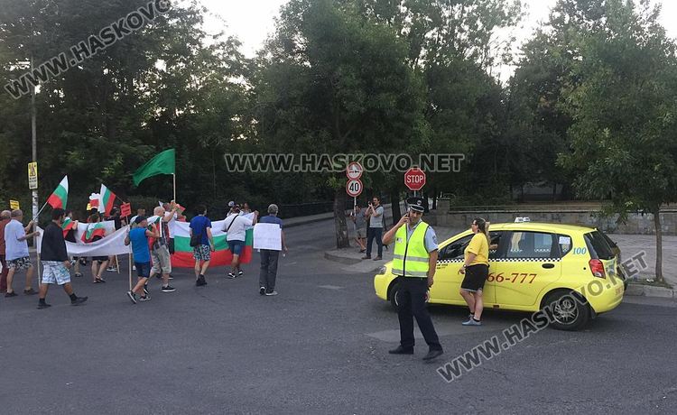 Протестиращите в Хасково разпънаха палатка на площада