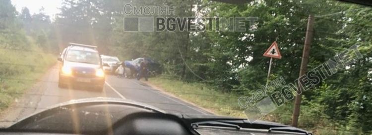 Двама възрастни и едно дете пострадаха при челен сблъсък край Чокманово