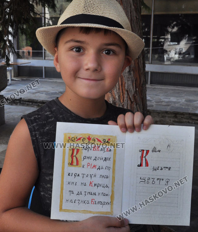 С перо и мастило децата изписаха калиграфски текст на кирилица