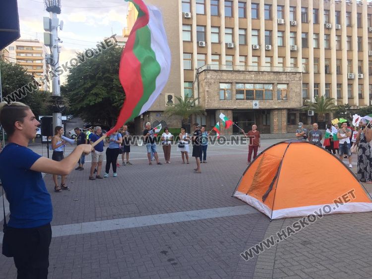 Протестиращите в Хасково разпънаха палатка на площада