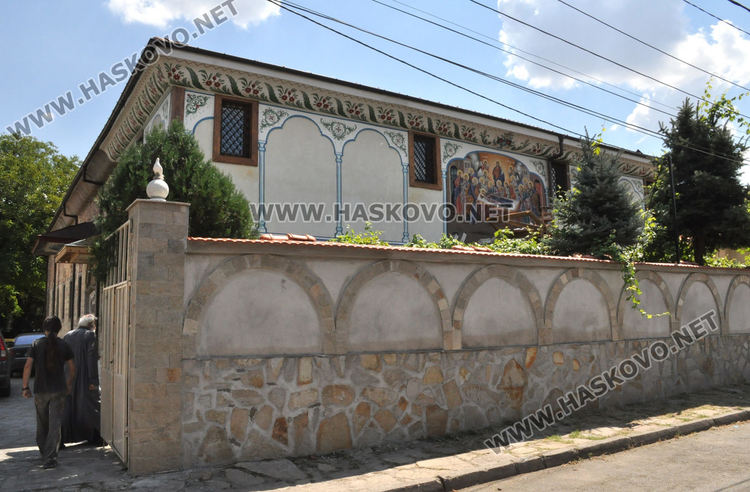 Катедралната църква в Хасково посреща храмовия си празник със стенопис на Успение Богородично