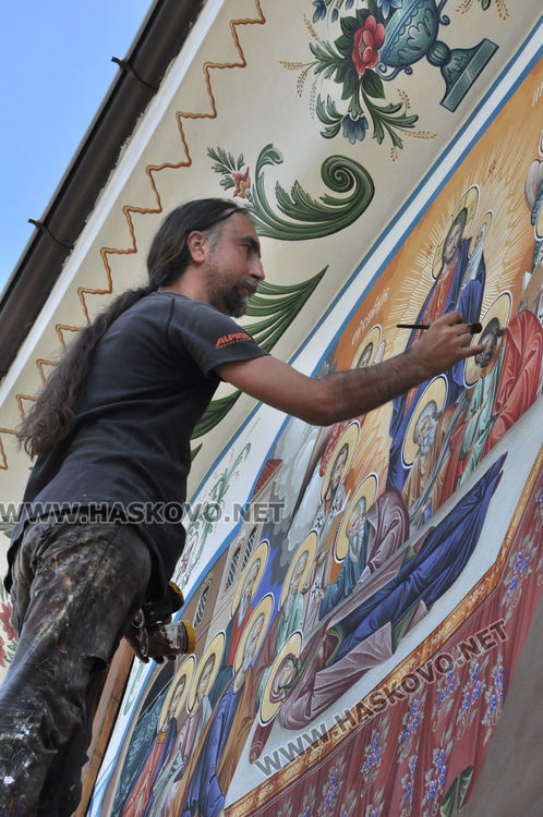 Катедралната църква в Хасково посреща храмовия си празник със стенопис на Успение Богородично