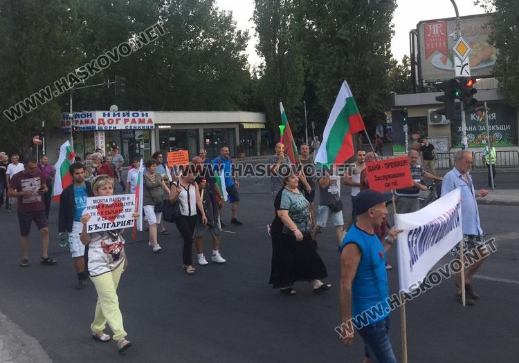 Протестиращите в Хасково разпънаха палатка на площада