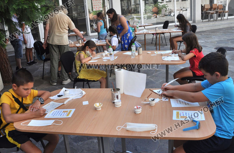 С перо и мастило децата изписаха калиграфски текст на кирилица