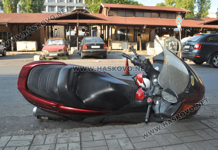 Мотопедист и пешеходка пострадаха при инцидент до Зеленчуковия пазар