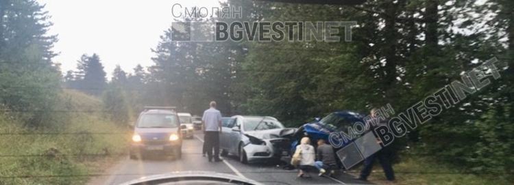 Двама възрастни и едно дете пострадаха при челен сблъсък край Чокманово