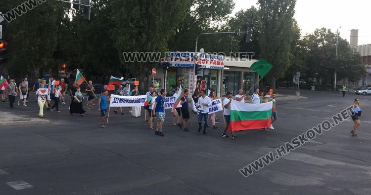 Протестиращите в Хасково разпънаха палатка на площада