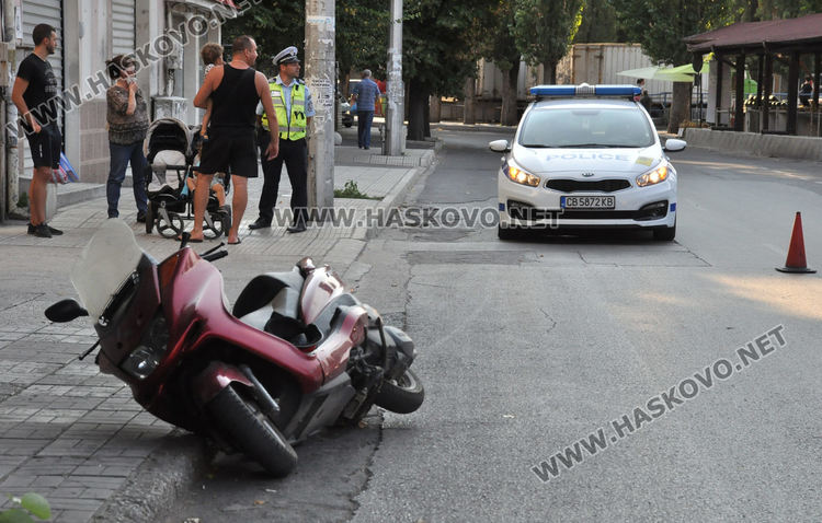 Мотопедист и пешеходка пострадаха при инцидент до Зеленчуковия пазар