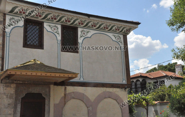 Катедралната църква в Хасково посреща храмовия си празник със стенопис на Успение Богородично