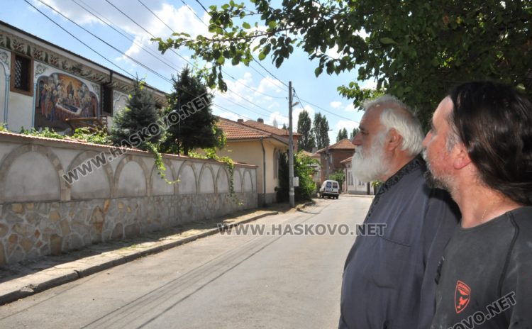 Катедралната църква в Хасково посреща храмовия си празник със стенопис на Успение Богородично
