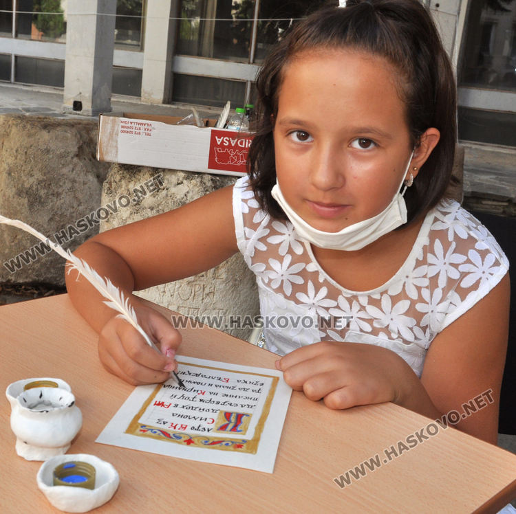 С перо и мастило децата изписаха калиграфски текст на кирилица