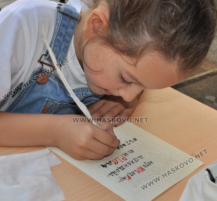 С перо и мастило децата изписаха калиграфски текст на кирилица