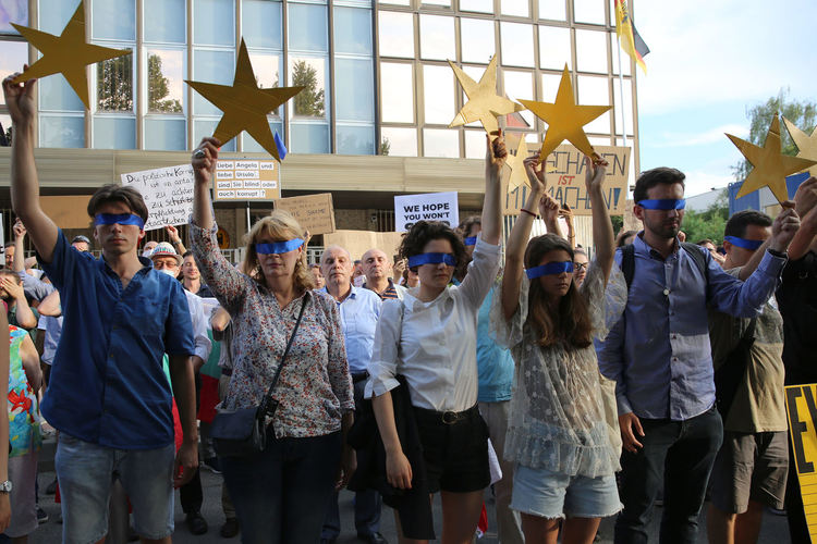 Протест под надслов ''Масово затваряне на очите'' се проведе пред немското посолство в София