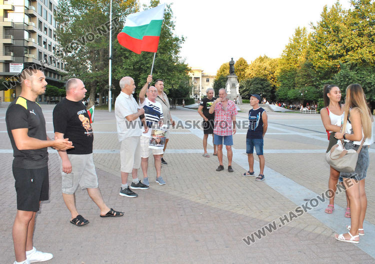 Десетина протестиращи в Хасково и десетина коли на блокадата на „Хаинбоаз“