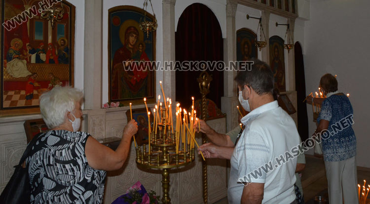 Миряните отбелязаха Успение Богородично в Хасково