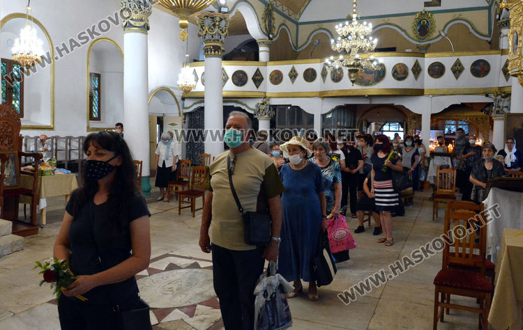 Миряните отбелязаха Успение Богородично в Хасково