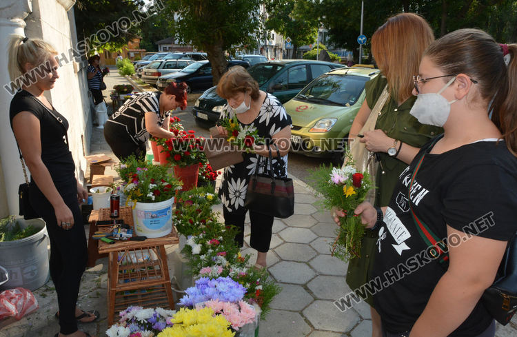 Миряните отбелязаха Успение Богородично в Хасково