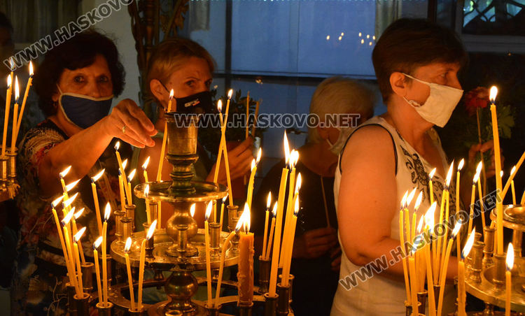 Миряните отбелязаха Успение Богородично в Хасково