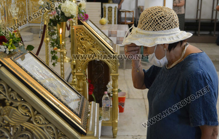Миряните отбелязаха Успение Богородично в Хасково