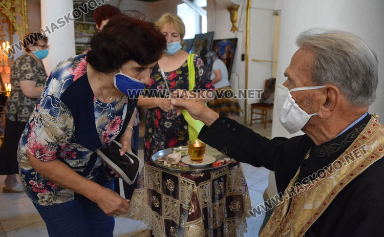Миряните отбелязаха Успение Богородично в Хасково